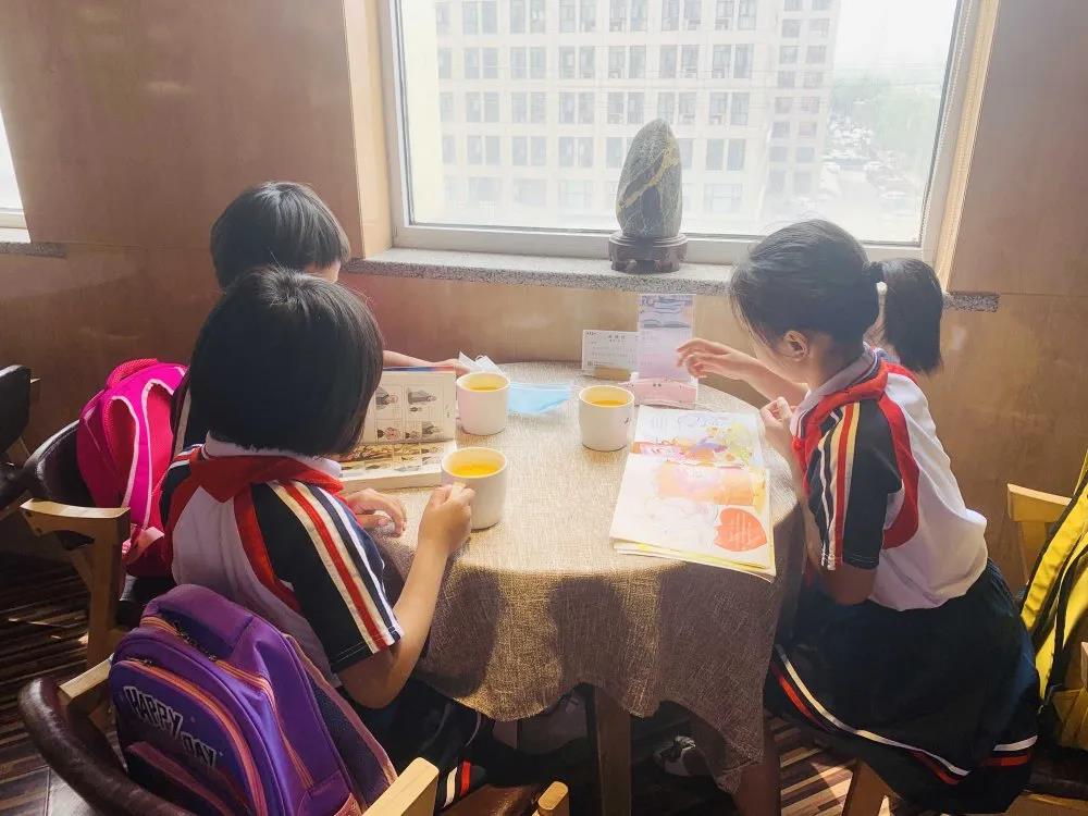 大手牽小手 溫情暖童心 —華百廣場(chǎng)攜手區婦聯(lián)、肯德基開(kāi)展六一兒童節獻愛(ài)心活動(dòng)